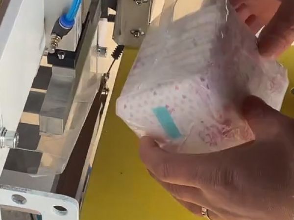 快易包卫生巾包装机